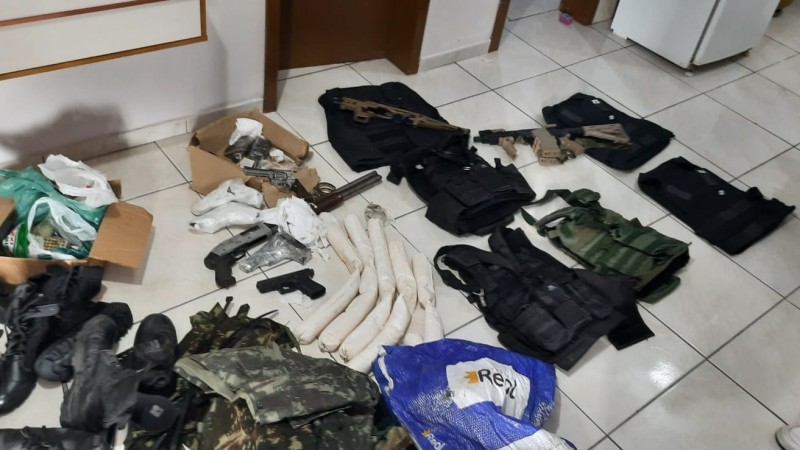 Polícia Civil estoura casa que servia de depósito para armas de fogo e