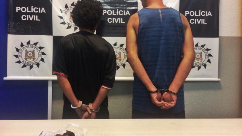 Dupla é Presa Em Flagrante Por Tráfico De Drogas Na Capital Polícia Civil Rs 8463