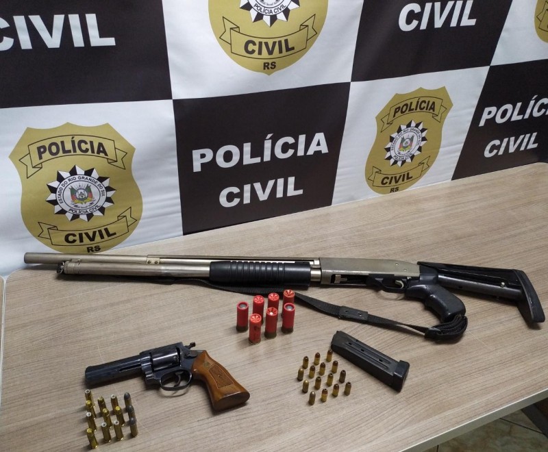 Morador encontra pistola e munições no pátio de casa em Gravataí