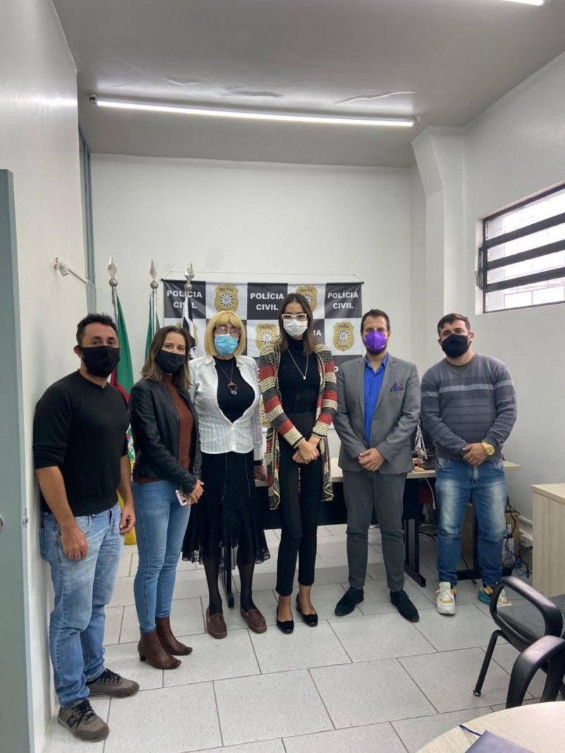 Na imagem,seis pessoas posam para a foto