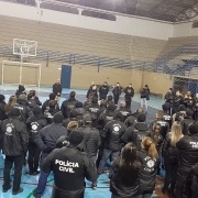 Policiais civis em ponto de encontro pré-operação 