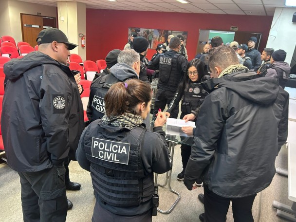 Policiais em uma sala durante reunião pré-operação