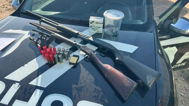 Armas de cano longo e munições expostas sobre viatura da Polícia Civil