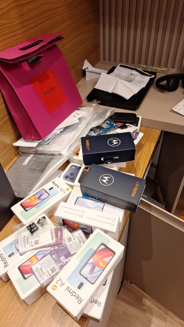 Eletrônicos como celulares e chips dispostos em bancada