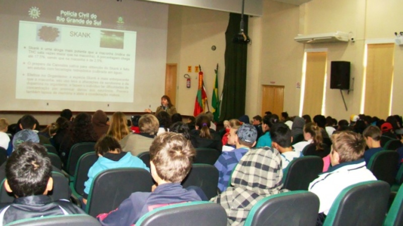 Pol cia Civil realiza palestras e exposi o fotogr fica em